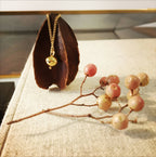 Collier à chaîne dorée et pendentif rond