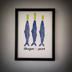 Affiche encadrée, trois poissons bleus stylisés et rectangles verts