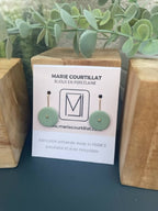 Boucles d’oreilles en porcelaine à disques ronds vert clair et vert, sur tiges dorées