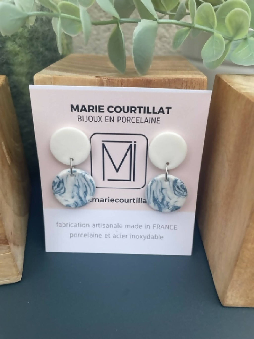 Boucles d’oreille en porcelaine : pastilles blanches et cabochons bleu marbré