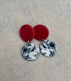 Boucles d’oreilles en porcelaine : pastilles rouges et cabochons motif noir et blanc
