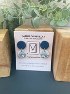 Boucles d’oreilles en porcelaine : pastilles bleu et cabochons motif noir et blanc