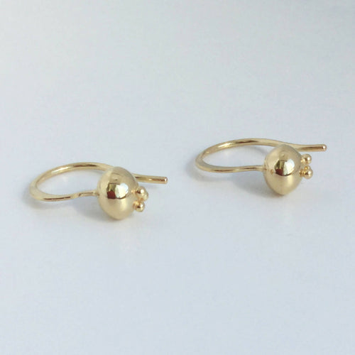 Paire de boucles d’oreilles créoles dorées avec petite pierre rouge
