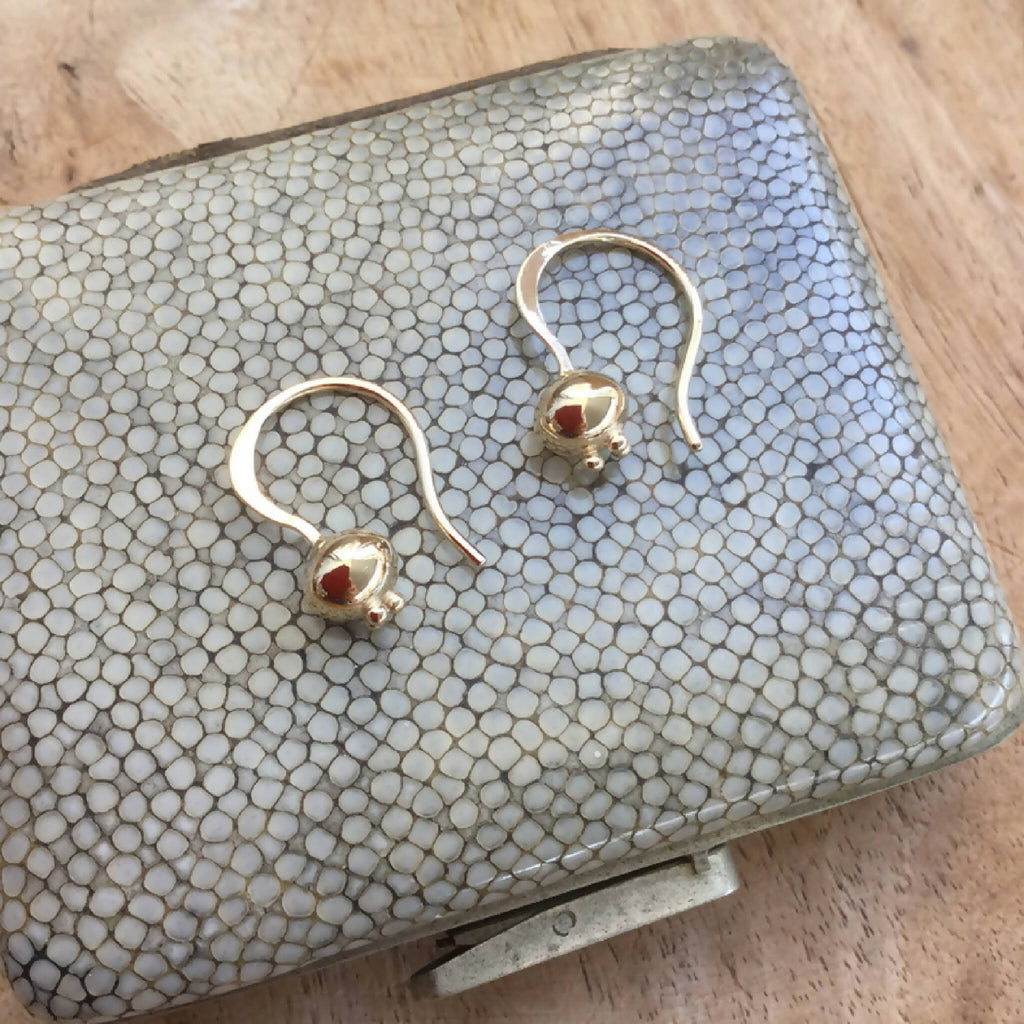 Boucles d’oreilles créoles dorées avec pierre rouge sur boules