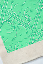 Coupon de tissu vert émeraude, motif en losange et arabesques avec bordure cloutée