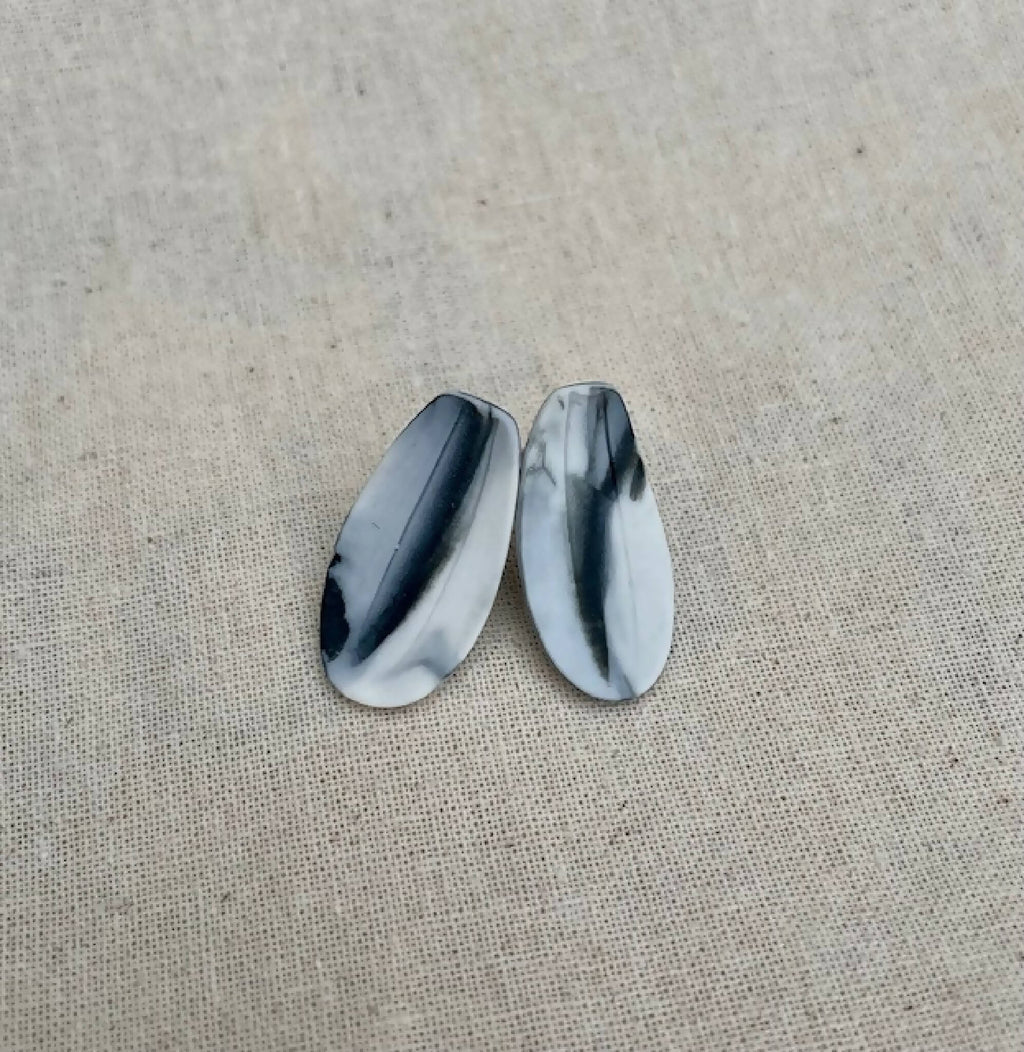 Paire de clous d’oreille en porcelaine bleu nuit, forme ovale martelée