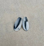 Paire de clous d’oreille en porcelaine bleu nuit, forme ovale martelée