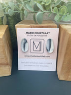 Paire de clous d’oreille en porcelaine bleu, présentée sur carte MARIE COURTILLAT