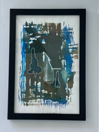 Cadre noir avec composition abstraite à dominante bleue, textures et éclaboussures