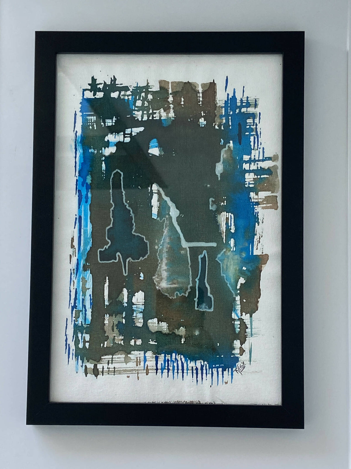 Cadre noir avec composition abstraite à dominante bleue, textures et éclaboussures