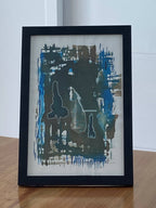 Cadre noir avec œuvre abstraite bleue et grise, motifs texturés et lignes verticales