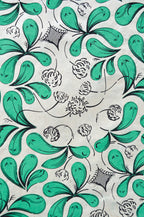Coupon de tissu imprimé vert, feuilles et fleurs, contours noirs sur fond clair