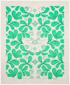 Coupon de tissu imprimé vert, motif en rosace symétrique, feuillages et fleurs
