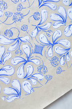 Coupon de tissu imprimé bleu, motifs feuillages et fleurs, contours blancs