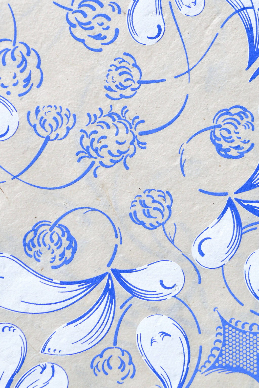 Coupon de tissu imprimé bleu, gros plan sur fleurs et feuilles stylisées