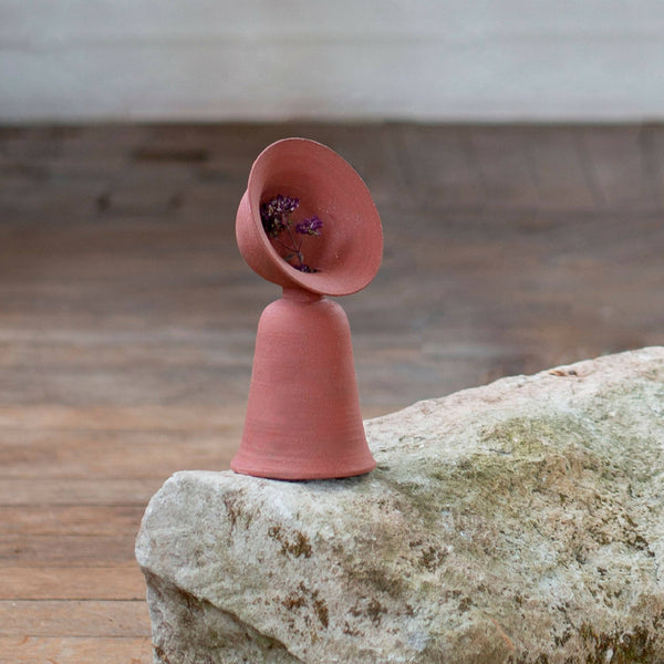 Vase soliflore en céramique terre brute, forme évasée, tige centrale, fleurs violettes