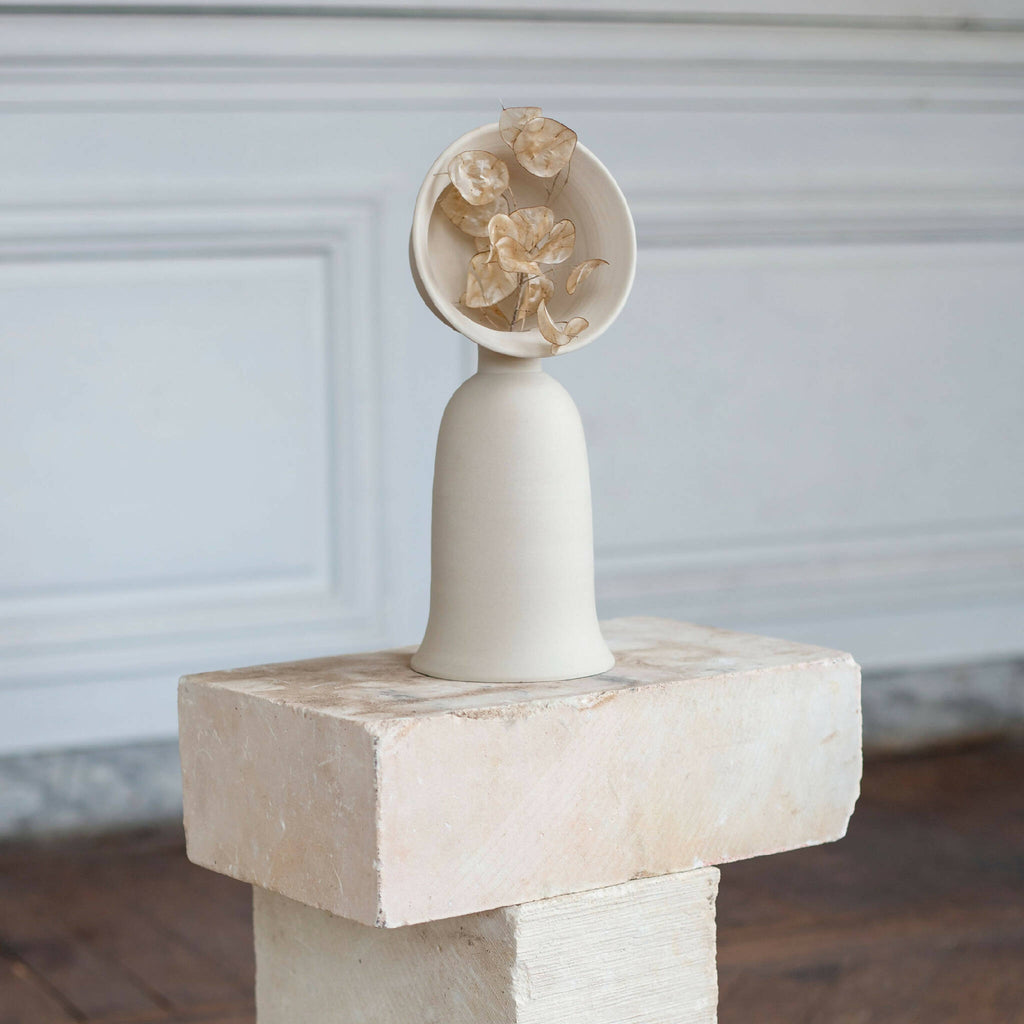 Vase soliflore en céramique blanc cassé, forme en cloche, fleurs séchées crème