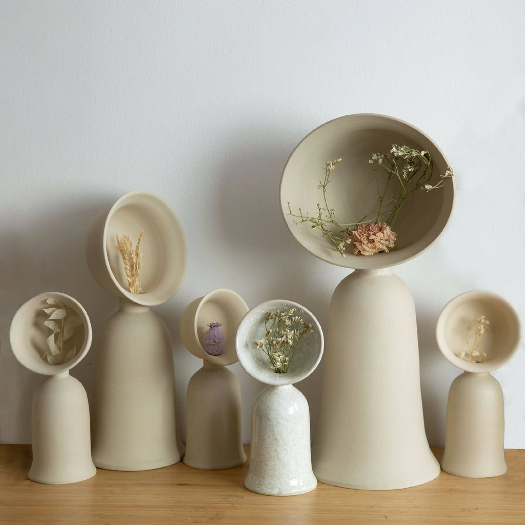 Ensemble de vases soliflores en céramique ivoire, formes évasées, tiges verticales