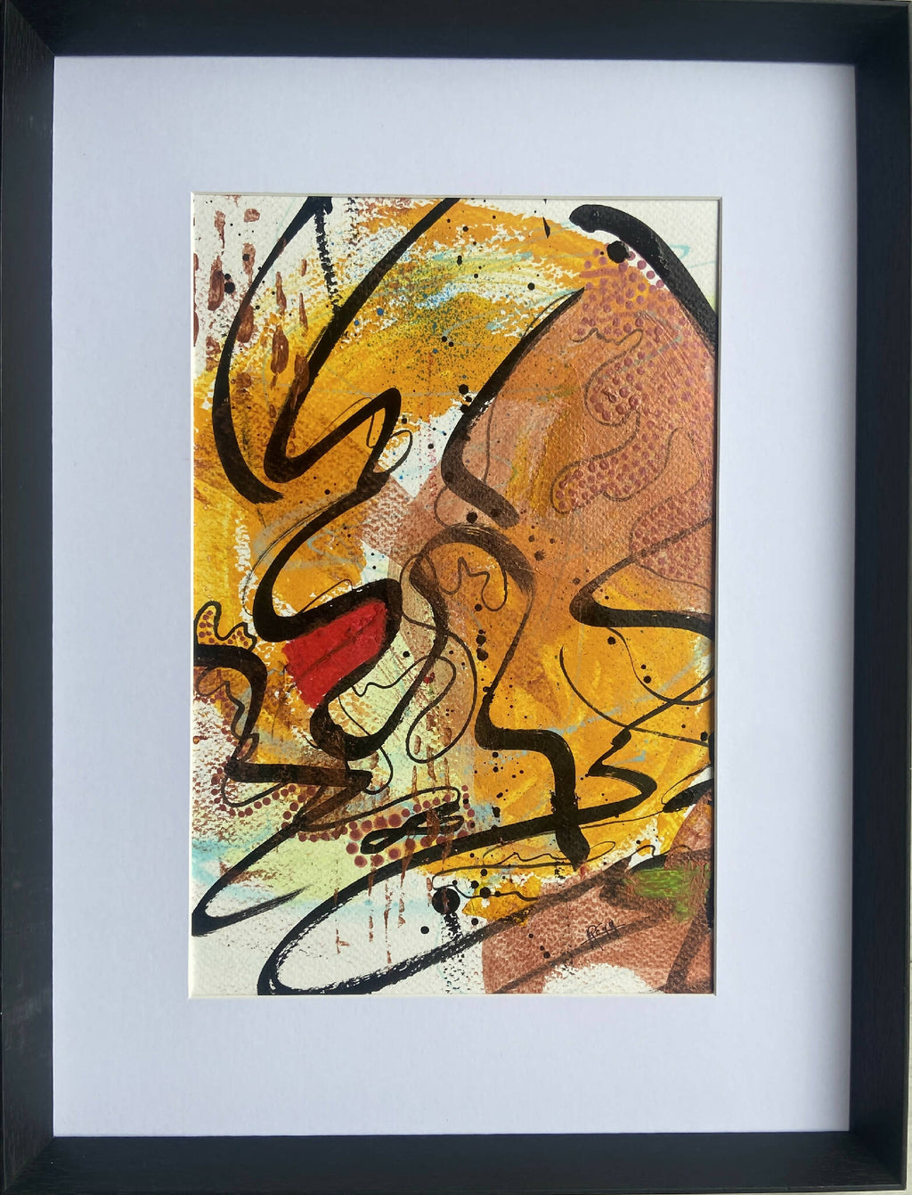 Tableau abstrait encadré, fond orange, écritures noires et taches jaunes, vue rapprochée.