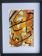 Œuvre abstraite encadrée en gros plan, motifs orange et noirs sur fond clair.