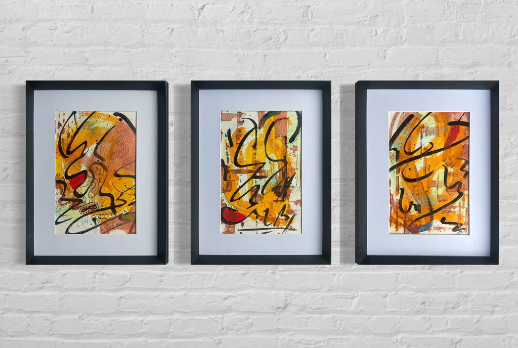 Trio d’œuvres abstraites encadrées, trois cadres noirs avec motifs orange et noirs.