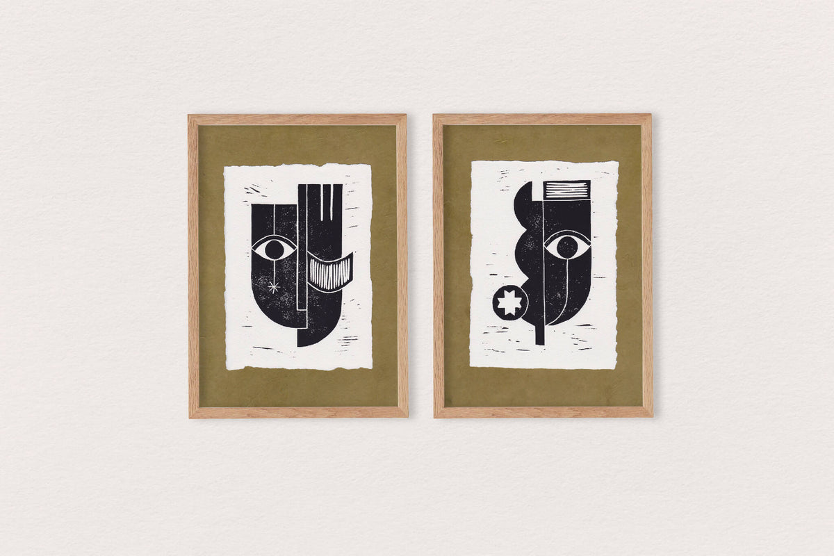 Deux gravures encadrées aux formes abstraites noires sur fond blanc