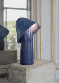 Lampe bleue à abat-jour conique sur socle rectangulaire, vue de côté