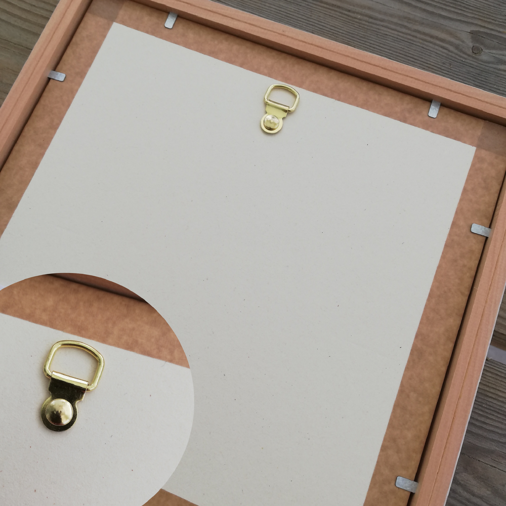Cadre de luminaire déporté en bois, vue intérieure et attaches métalliques
