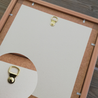 Cadre de luminaire déporté en bois, vue intérieure et attaches métalliques