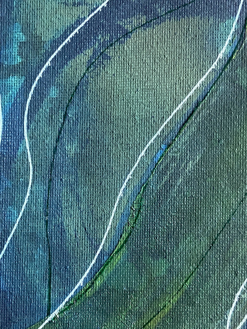 Détail d’un tableau abstrait : courbes vertes et bleues, lignes blanches, texture canvas.