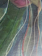 Détail du tableau abstrait : grandes courbes vert foncé et bleu, lignes blanches, touches rouges.