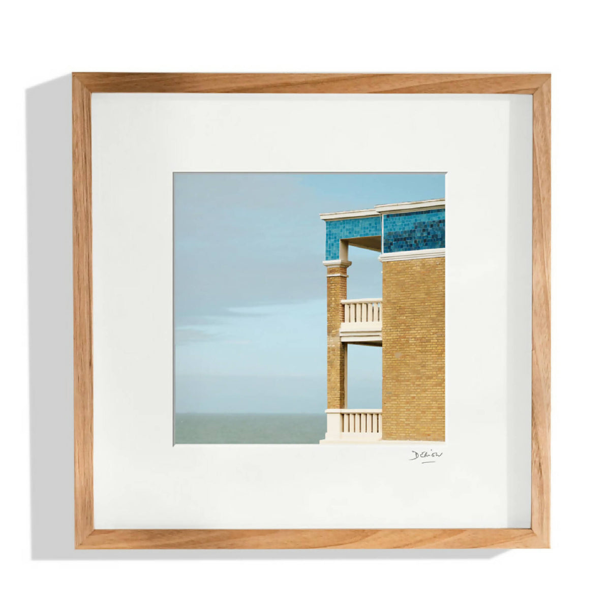 Tableau encadré avec vue mer, cadre en bois clair