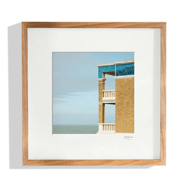 Tableau encadré avec vue mer, cadre en bois clair