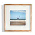 Image encadrée paysage de plage avec bateau au large