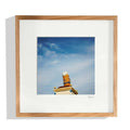 Cadre photo en bois avec illustration de ciel bleu et temple.