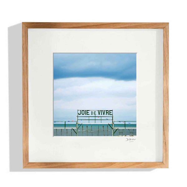 Affiche encadrée Joie de vivre : pont en bord de mer, ciel bleu, lettrage