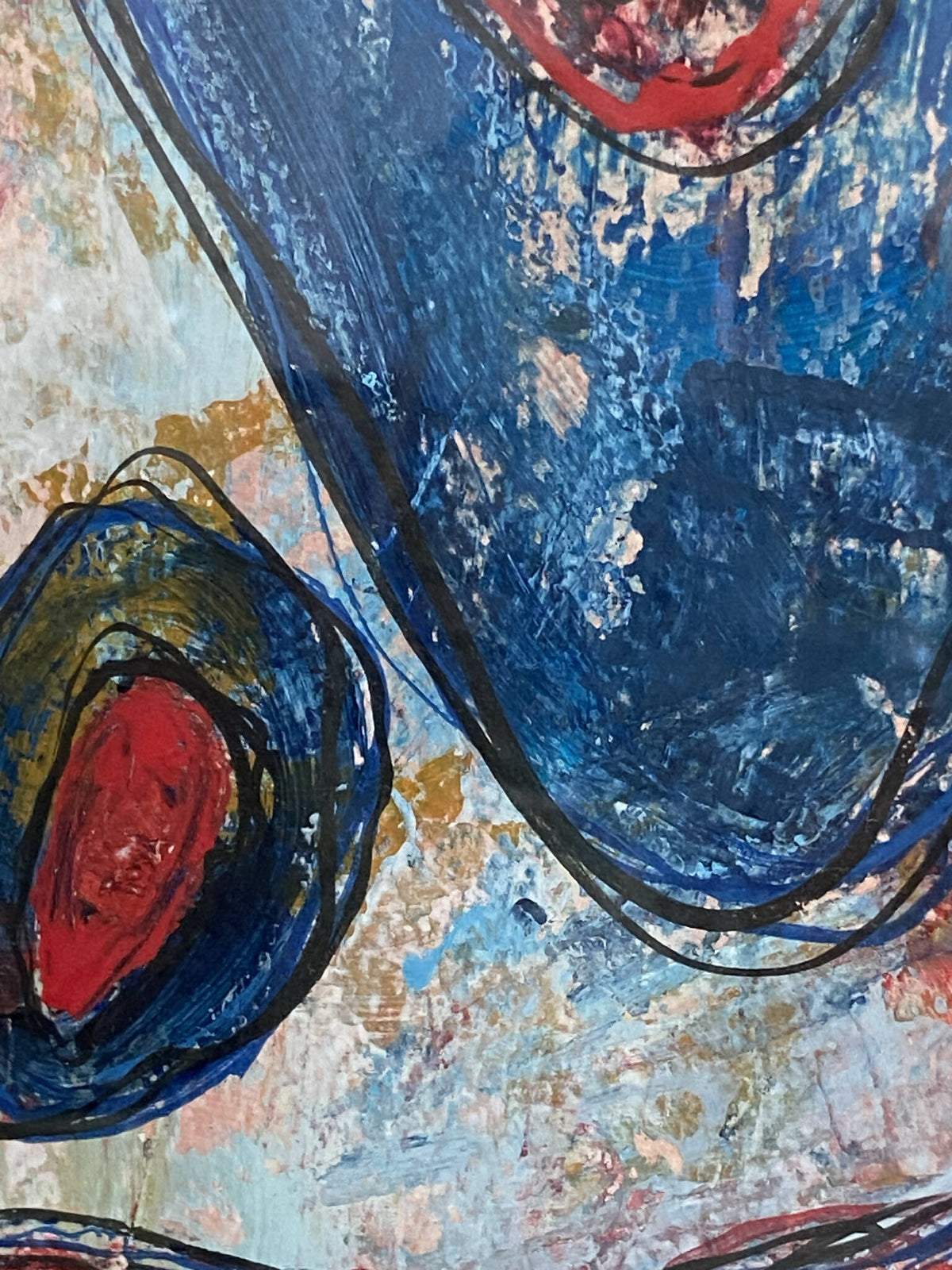 Tableau abstrait encadré, grandes courbes bleues et rouges, éclats de peinture.