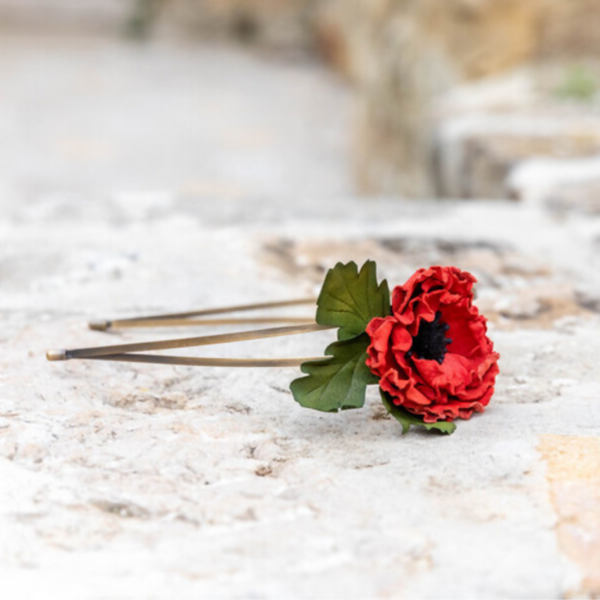 Serre-tête bucolique avec fleur rouge en tissu et feuilles vertes