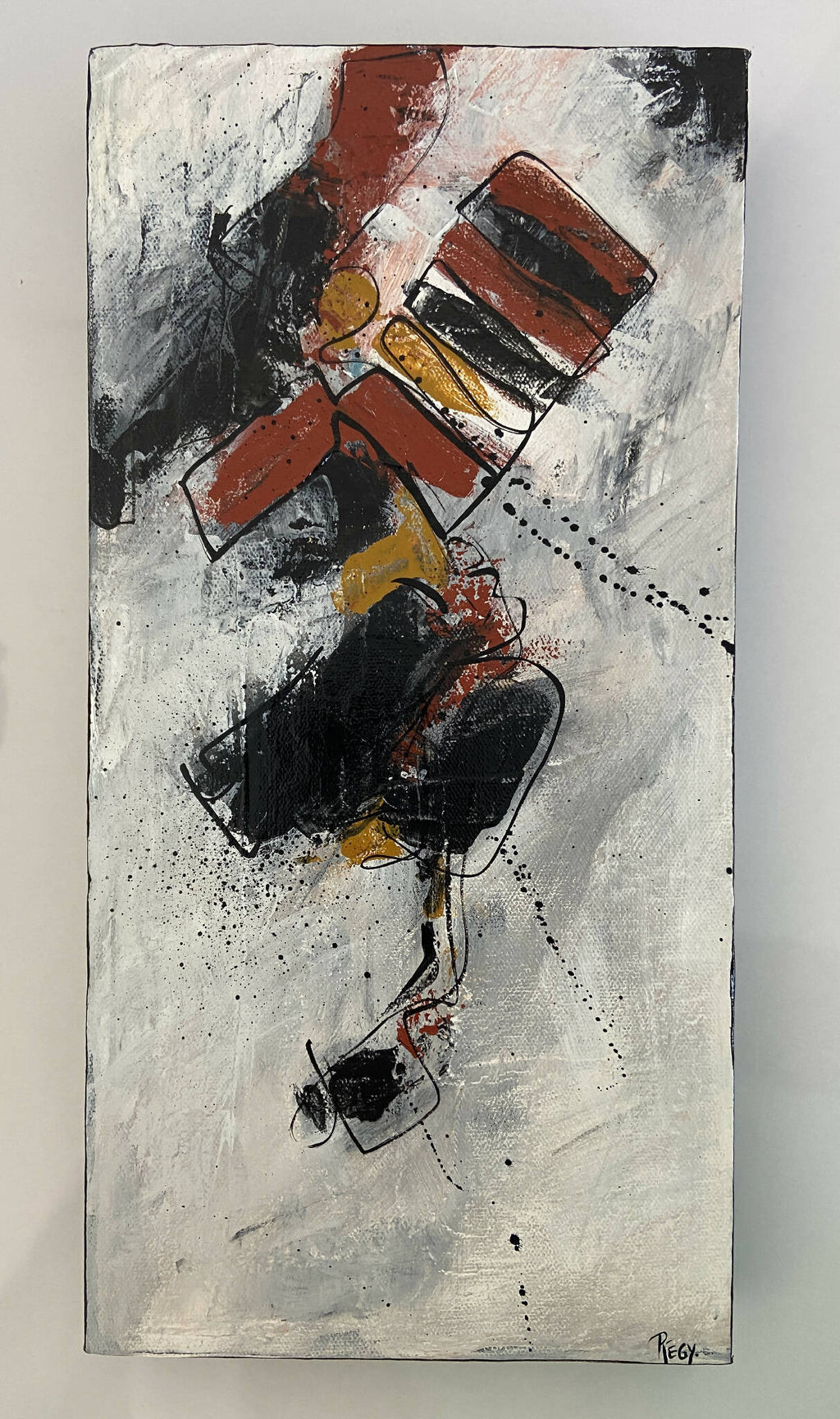 Tableau abstrait sur fond clair, aplats rouge et noir, touches jaunes, textures et éclaboussures.